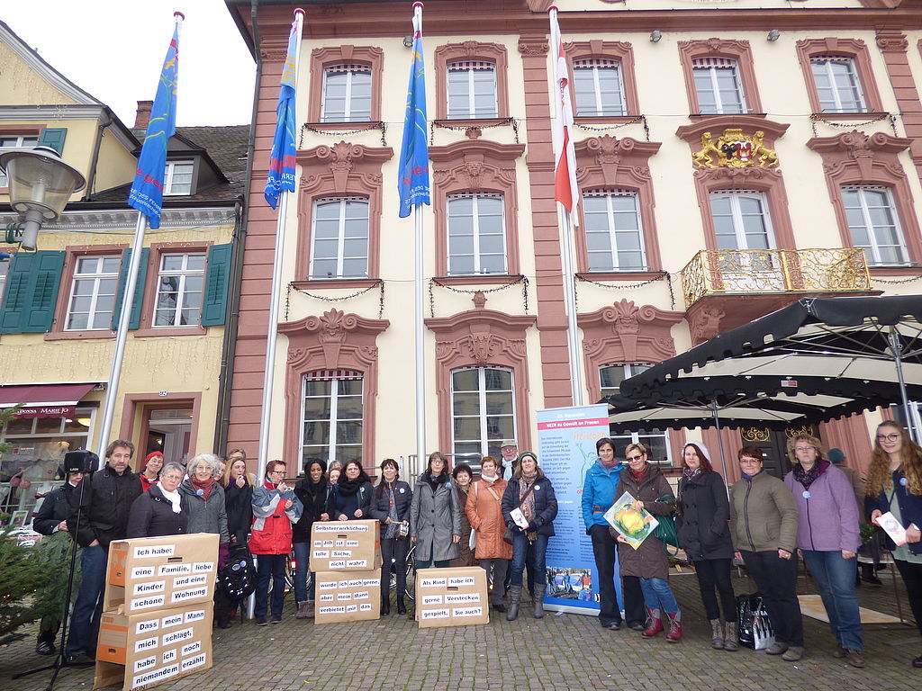 „Offenburg sagt Nein zu Gewalt an Frauen“ – aus diesem Anlass wurden am Samstag vor dem historischen Rathaus drei Fahnen gehisst.