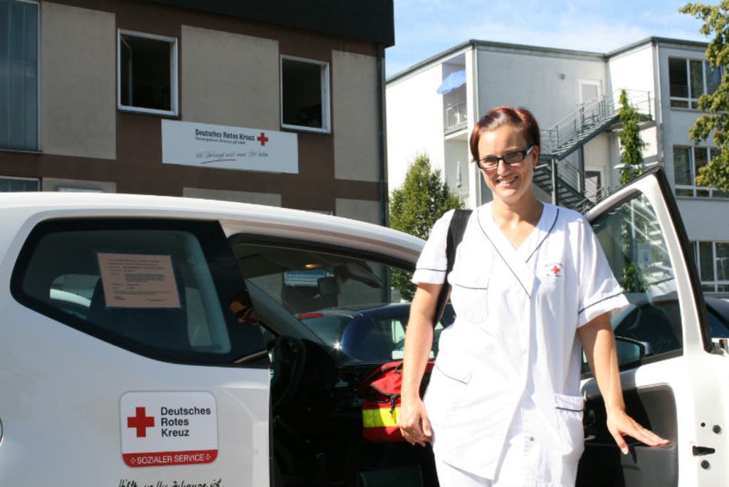 Altenpflegerin Stefanie Hönisch versorgt beim Mobilen Dienst der DRK-Sozialstation Kehl Pflegebedürftige.