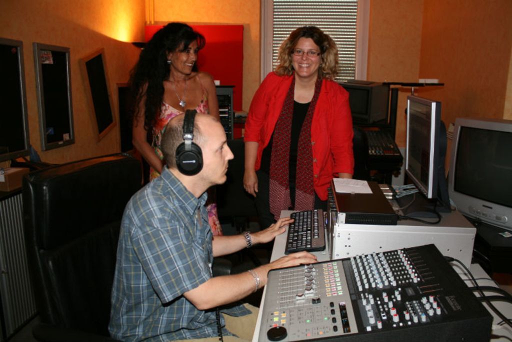 Simone Degering (links) und Fiona Härtel (rechts) beim Rundgang durch die Studios von „Ti:me:Co:de“.