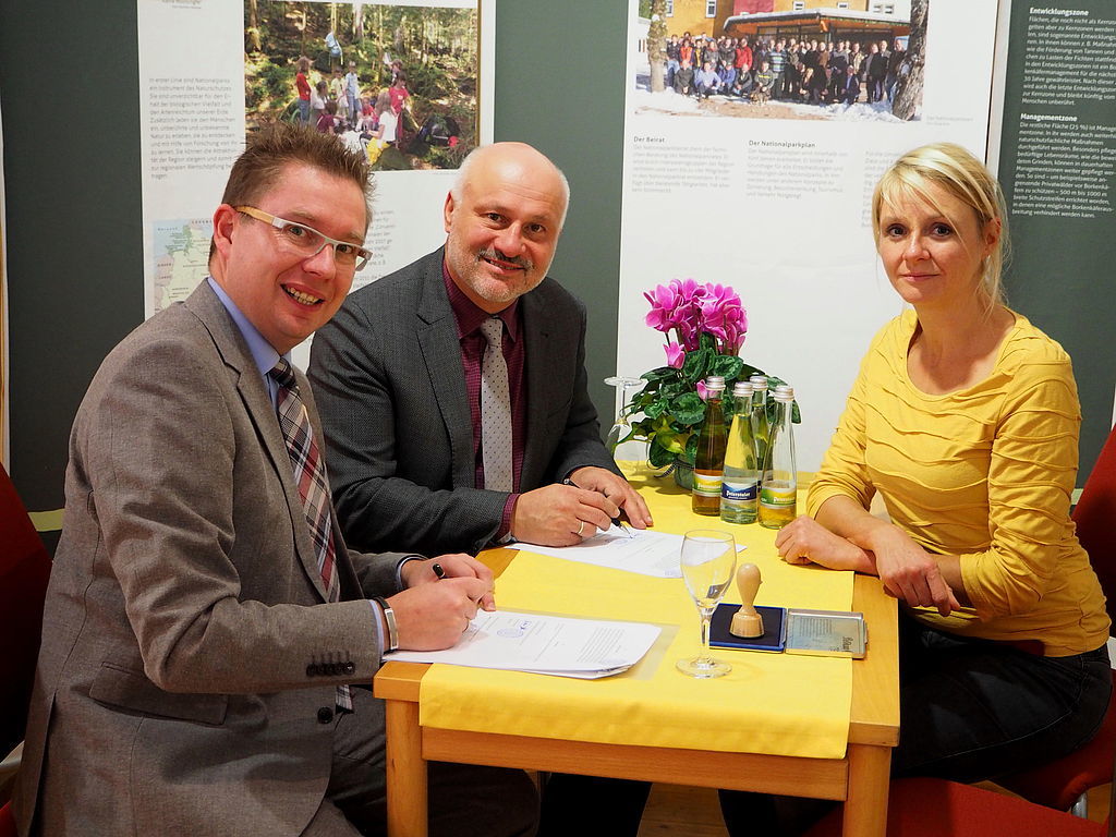 Der Seebacher Bürgermeister Reinhard Schmälzle (Mitte) und Bürgermeister Michael Ruf aus Baiersbronn unterzeichneten im Nationalparkzentrum am Ruhestein eine Vereinbarung zur Wasserversorgung und Abwasserentsorgung für das Nationalparkzentrum und den Ruhestein. Simone Stübner vom Leitungsbüro Nationalpark wohnte der Unterzeichnung bei.