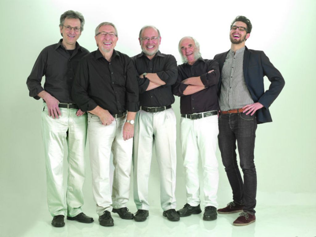 Die Oken Harmonists (v.l.): Heinz Reiner (erster Tenor), Bernd Grether (zweiter Tenor), Reinhard Schmidt (Bariton), Hartmut Schramm (Bass) und Matthias Hecht (Piano).