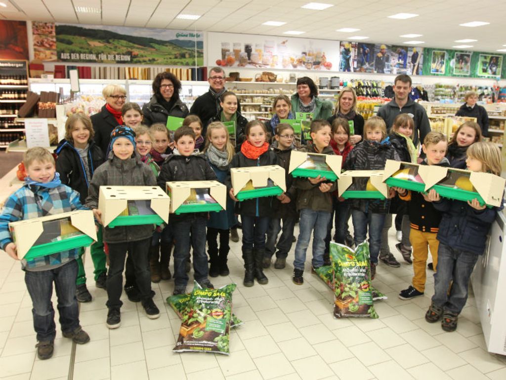 Mit den Zimmergewächshäusern haben die dritten Klassen aus Wolfach, Hausach und Oberwolfach im Raiffeisen-Markt in Hausach einen neuen Lerninhalt bekommen.