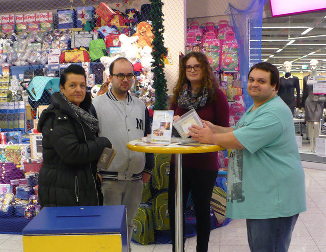 Cordula Roigk-Zentay und Michael Zentor kaufen jedes Jahr Tombolalose, hier mit den Losverkäufern und Edeka-Azubis Susanne Feger und Daniel Lebert.