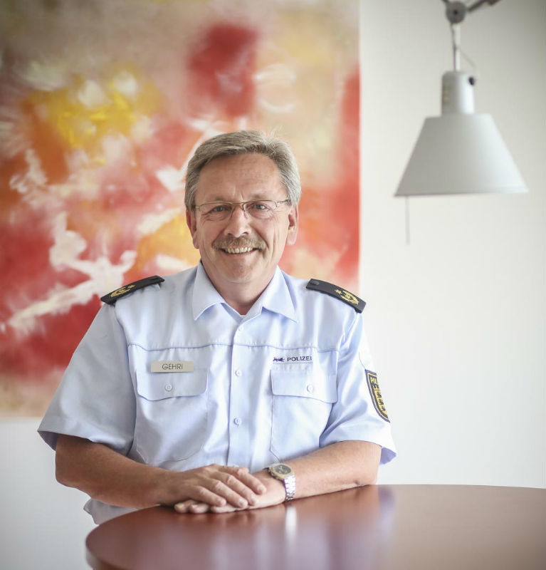 Michael Gehri in seiner neuen Wirkungsstätte im Offenburger Polizeipräsidium – das Bild im Hintergrund stammt von ihm. In seiner Freizeit entspannt er gerne beim Malen.