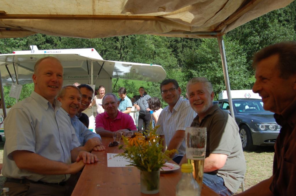 Da hatten sie noch gut lachen vor der Wiederaufnahme der parlamentarischen Arbeit: (von links) Der CDU-Landtagsabgeordnete Peter Weiß, seine Landtags-Kollegen Hemut Rau und Volker Schebesta, Bundesfinanzminister Wolfgang Schäuble, der Steinacher Bürgermeister Frank Edelmann und der Vorsitzende des Steinacher CDU-Ortsverbands, Paul Imhof
