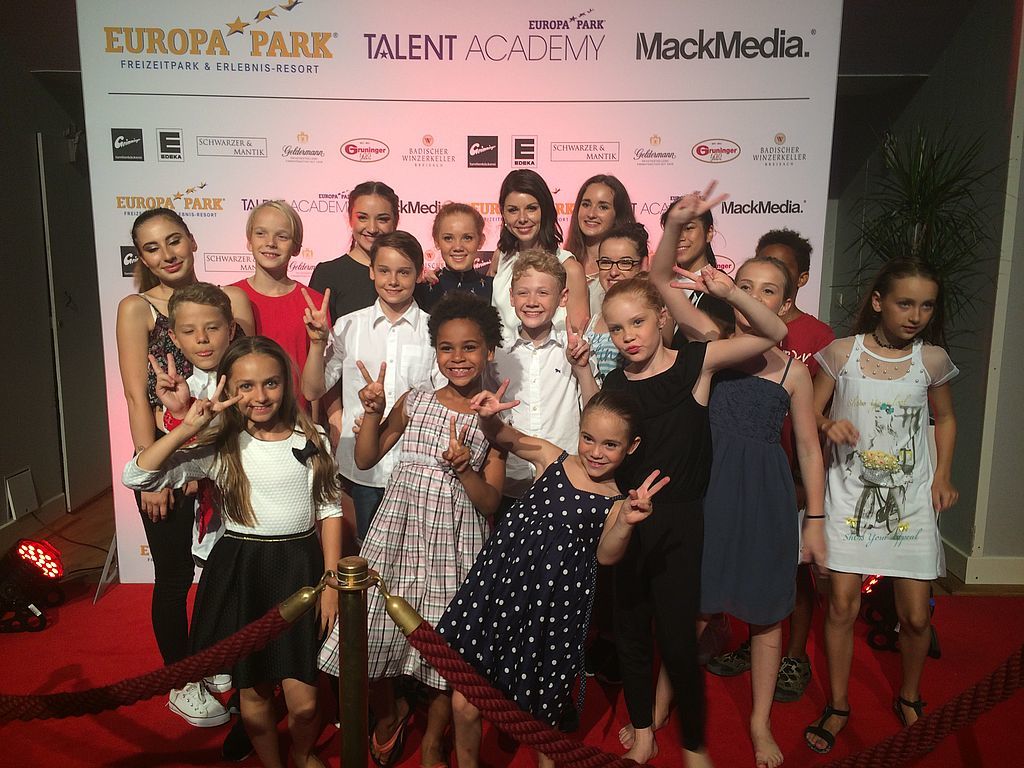 Gut drauf nach dem großen Auftritt: die Ballett-Gruppe zusammen mit Katja Mack.