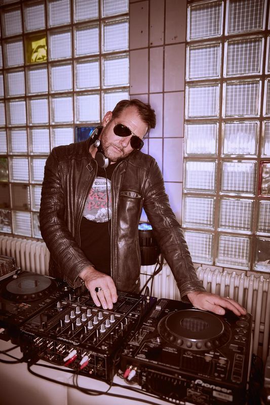 In seiner Anfangszeit spielte DJ Crazie Pee hauptsächlich Black Music, inzwischen vor allem Musik aus den 70ern, 80ern und 90ern. Außerdem ist er ein großer Fan von Schlager-Partys.