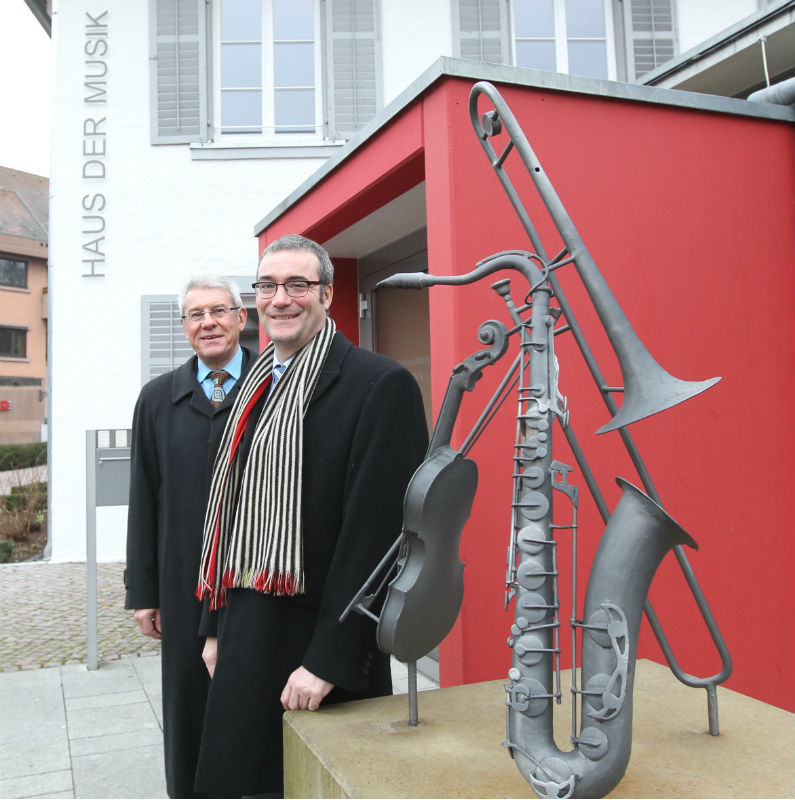 Georg Köhl (rechts) und Heinz Winkler vor dem Haus der Musik, dem größten Projekt das die Prinzbach Kultur-Stiftung fördert.