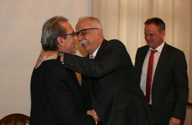 Roland Ries und Toni Vetrano beglückwünschen sich nach der Vertragsunterzeichnung.