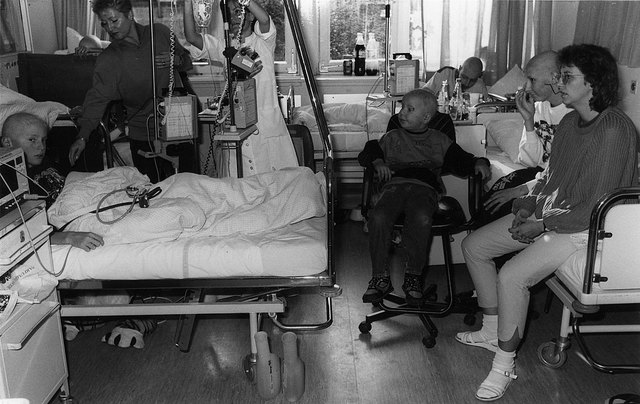 Eng, überfüllt und kein Platz für Eltern: So sahen die Krankenzimmer in der Kinderklinik in Freiburg früher aus.