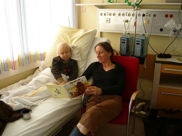 Hell, freundlich und mit Raum für Privatsphäre: Die Kinderkrebsstation präsentiert sich heute dank des Engagements des Fördervereins und seiner vielen Unterstützer von einer anderen Seite. | Foto: Fotos: Förderverein für krebskranke Kinder