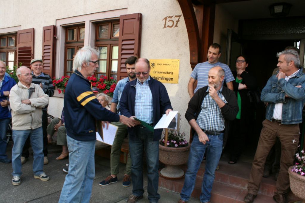 we Wagner übergibt Ortsvorsteher Manfred Kreß die Resolution der Bürger.