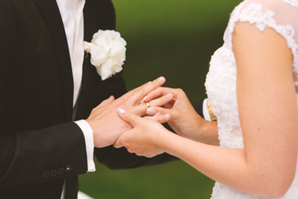 Mit der Heirat stellt sich die Frage, wie die Ehepartner mit Nachnamen heißen wollen.