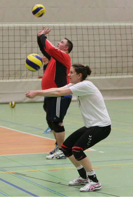 Zu Besuch bei den Damen 1: Spielführerin Katharina Kurz hat es drauf – HT muss noch viel üben. | Foto: Foto: TjS