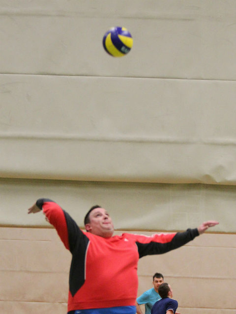 Blick zum Ball und Konzentration beim Aufschlag.