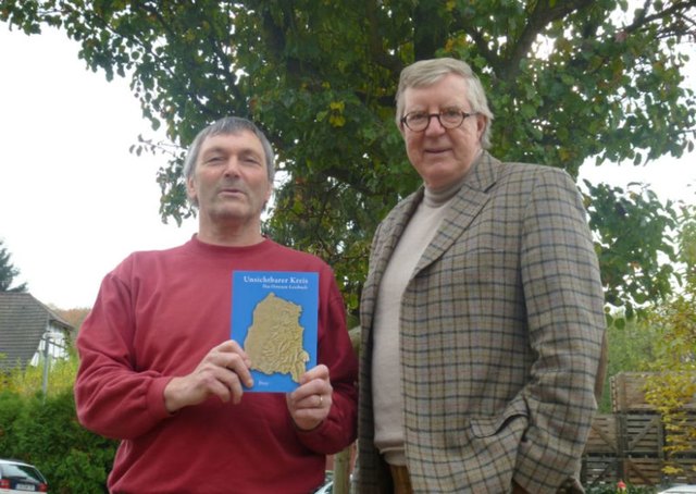 Wendelinus Wurth (l.) und WRO-Geschäftsführer Manfred Hammes bei der Buchpräsentation. | Foto: Foto: Glaser