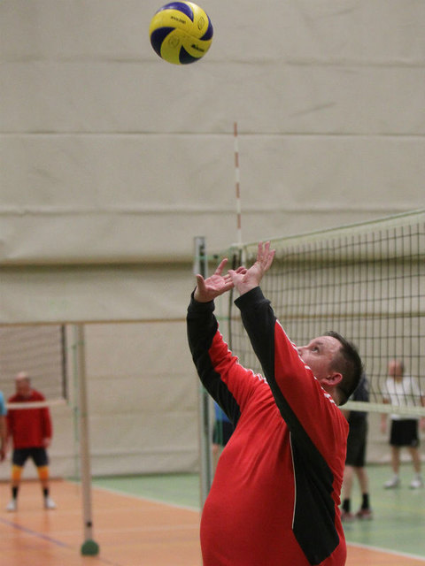 Den Ball fixieren und dann zum Angreifer stellen – keine leichte Aufgabe.