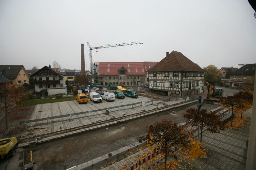 Die Arbeiten an der Straße vor dem Rathaus sowie jene an der alten Fabrik kommen gut voran.