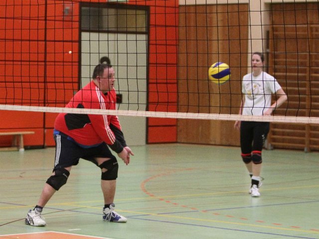 Bei den Damen-1 ging es nochmals ans Eingemachte. Katharina Kurz beäugt kritisch die Ballannahme des Redakteurs.