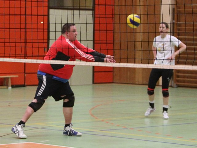 Es geht! Der Ball geht zurück zum Trainingspartner, Scout Christopher Röder. Katharina Kurz (im Foto) scheint mit den Anfängen zufrieden.