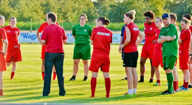 Für die Spielerinnen des SC Sand hat die intensive Phase der Vorbereitung auf die erste Bundesliga begonnen. In den Ferien hatte sich jede sehr gute Grundlagen erhalten.  | Foto: Fotos: uk