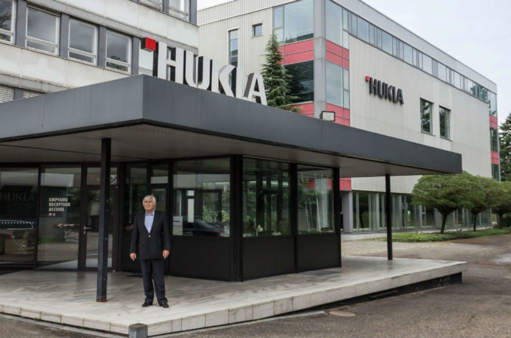 Aliseo-Gründer Claus Michael Hellfritz vor dem ehemaligen Hukla-Verwaltungsgebäude, das seine Firma erworben hat.