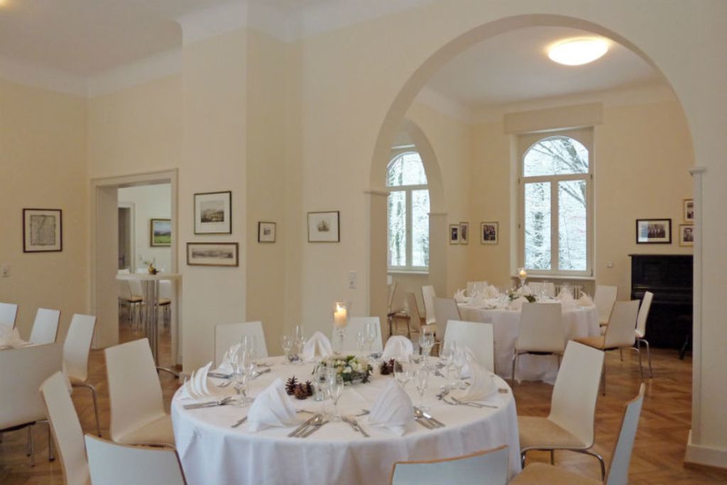 Festlich geschmückte Tafeln gehören nicht nur zu den Hochzeitsfeierlichkeiten im Landhaus Illenau.