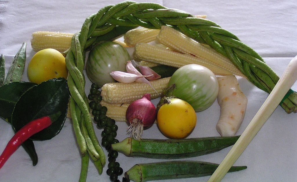 Typische Zutaten der Thai-Küche (v. l.): Limettenblätter, Chili, Auberginen, Maiskolben, Schlangenbohnen, Okraschoten, Zitronengras und Galgant.