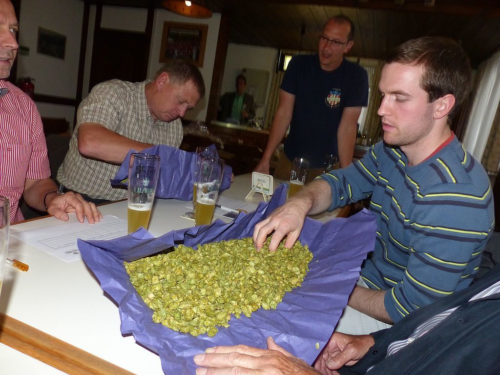 Bei einer Bierprobe in der Brauerei wurde das Festbier für den Oktober bestimmt.