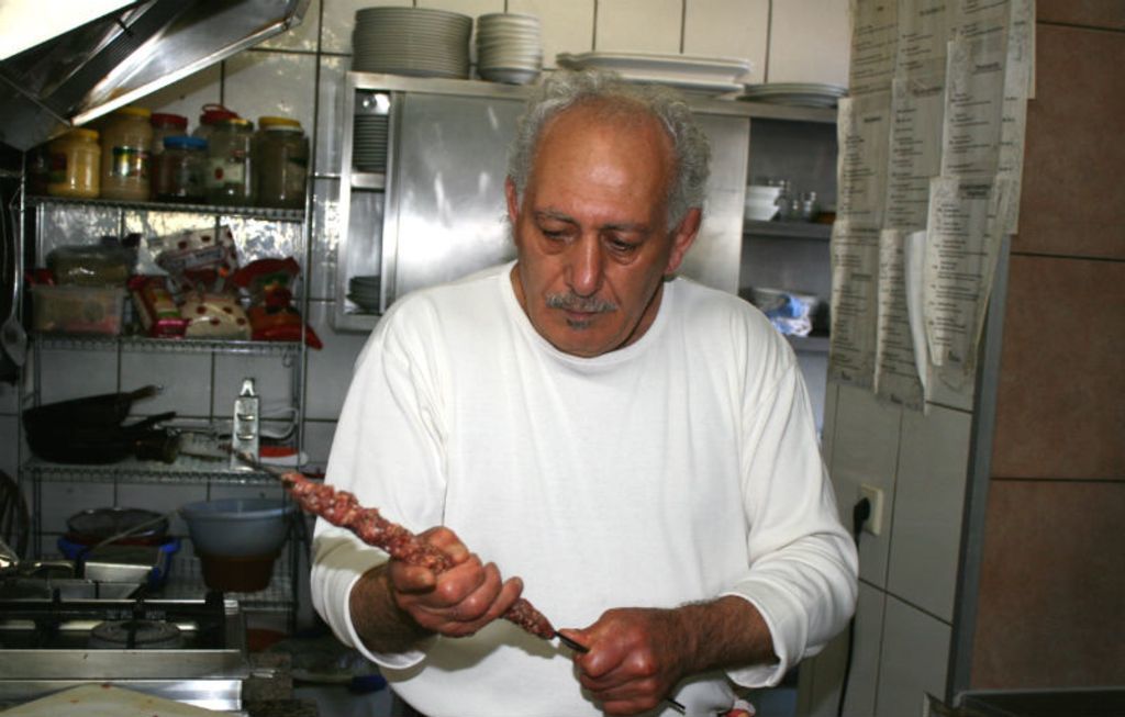 Sorgfältig presst Ali Demirtas das Fleisch an den Spieß.