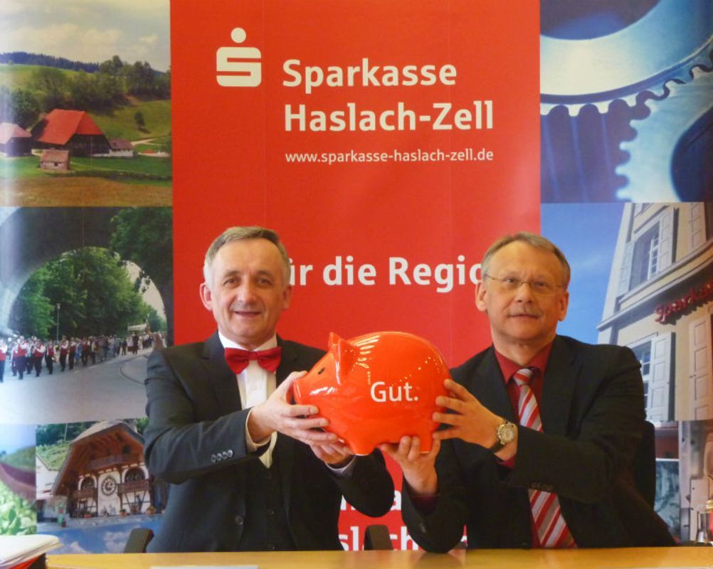 Ein gutes Geschäftsjahr 2012 verbuchte die Sparkasse Haslach-Zell. Mathias Wangler (links) und Klaus Minarsch gaben ihrem Institut die Note gut.