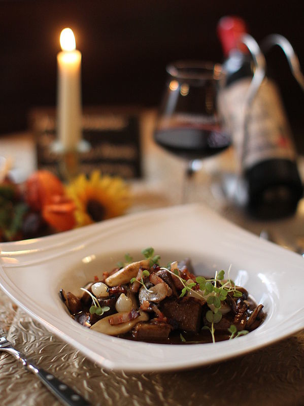 Eine Spezialität aus Frankreich ist das Boeuf Bourgignon.