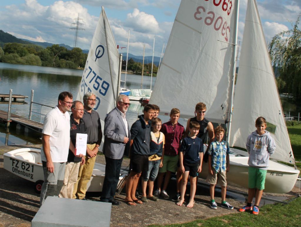 Fürs Wasser gedacht: Der Segel-Club Gifiz (Vorstände Stefan Fuhrer und Reinhard Edenhofner) erhält von der Bürgerstiftung (Geschäftsführer Bernd Schneider und Armin Fink, v.l.) einen Zuschuss für seine Jugendarbeit, der in Boote und Austattung investiert wird.