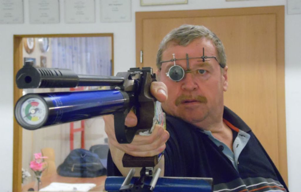 Bei der relativ neuen Disziplin „Luftpistole aufgelegt“ darf die Pistole nur auf dem Pistolengriff aufgelegt, aber nicht seitlich angelehnt werden.