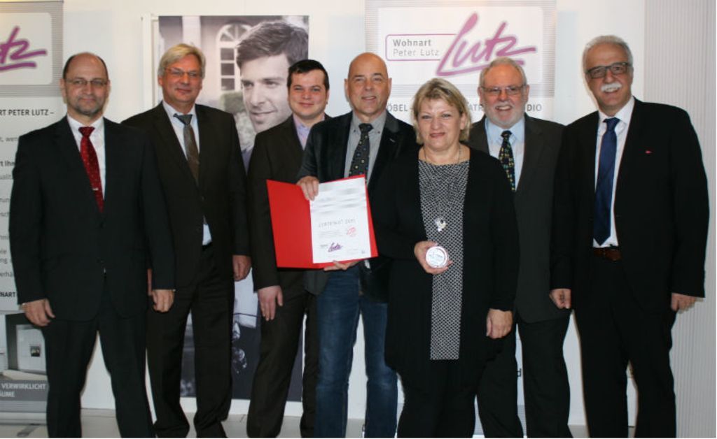 Der Kehler Oberbürgermeister Toni Vetrano (rechts) und (v.l.) Dieter Regge (Garant Gruppe) Wilfried Schönfeld (Möbel-Akademie), Nico Lutz, Peter Lutz, Heike Lutz und der Korker Ortsvorsteher Patric Jockers freuen sich über die Auszeichnung.