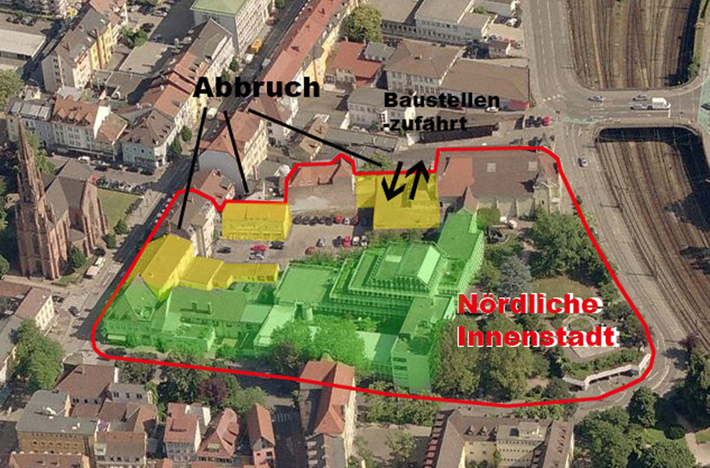 Das Foto hatte die Stadt Offenburg erstellt zur Erklärung, wie der Sparkassen-Neubau organisiert ist (gelbe Einfärbungen). Wir haben den Teil des Gebiets in der nördlichen Innenstadt, der Gegenstand der Klage ist, grün eingefärbt.