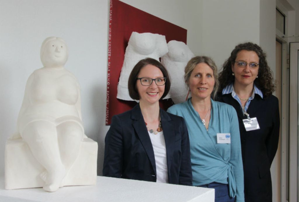 Besuch in der Hebammenschule: Landtagsabgeordnete Sandra Boser (l.) besuchte am Montag die einzige Ausbildungseinrichtung dieser Art in Lahr und sprach mit Schülerinnen und der Leitung – Meike Kolfenbach (Mitte) und Liane Braun.