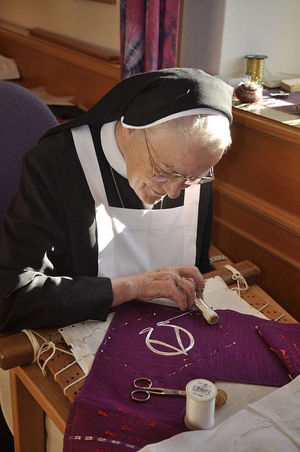 Sr. Benita bestickt eine Stola in den Paramentenwerkstätten.