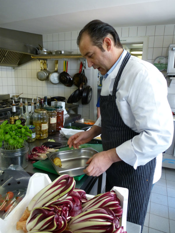 Vorbereitung der Auberginenröllchen, im Bildvordergrund der Radicchio Trevisano für die zweite Vorspeise.