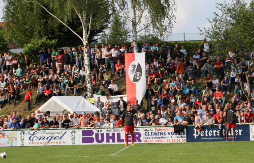 Der Auftritt des SC Freiburg zog die Zuschauer an, die alle einen möglichst guten Blick auf das Spiel gegen die Ortenauauswahl haben wollten.