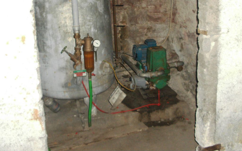Funktionsweise einer Hauswasserversorgung: Ein Rohr, das sich einige Meter im Grundwasser befindet, ist an eine Kolben- oder Kreiselpumpe angeschlossen. Für den nötigen Druck sorgt ein Druckbehälter.