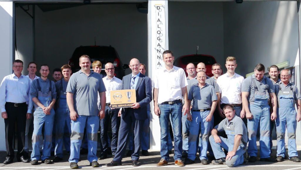 Das Team vom Offenburger Autohaus Opel Linck präsentiert stolz die Auszeichnung für Service in der Werkstatt.