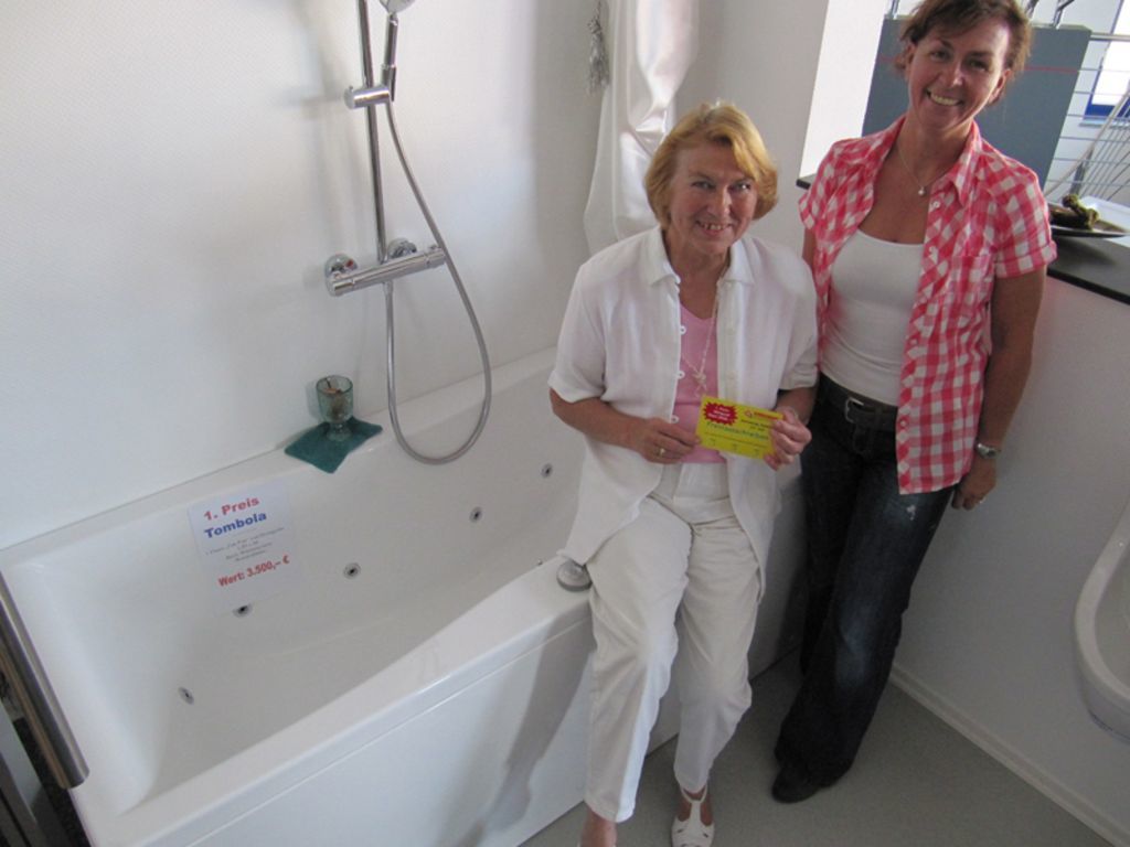 Die gückliche Gewinnerin Hannelore Eicke, Helga Springmann (rechts) und ihr Preis.