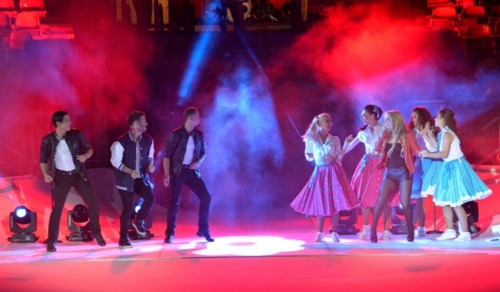 Mit stimmungsvollen Medleys aus den Welterfolgen Grease (Foto), Cats, Queen, Mamma Mia oder Tarzan verschmelzen die „Musical Nights“ seit dem 1. August mit der einzigartigen Kulisse der Spanischen Arena im Europa-Park.