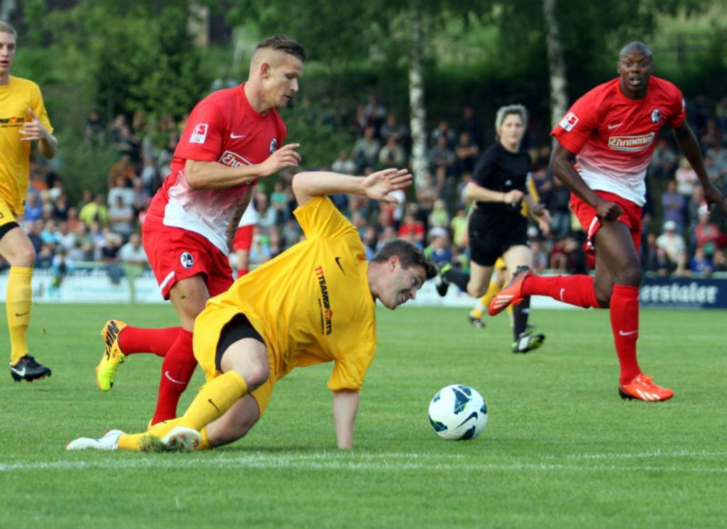 Die Spieler des SC Freiburg (in Rot) dominierten erwartungsgemäß das Spielgeschehen.