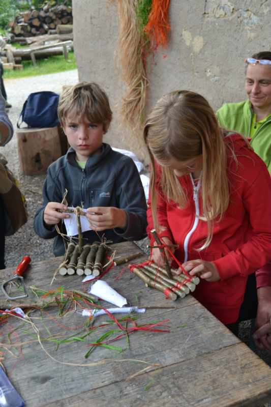 Kinder können am Sonntag ein kleines Floß bauen.