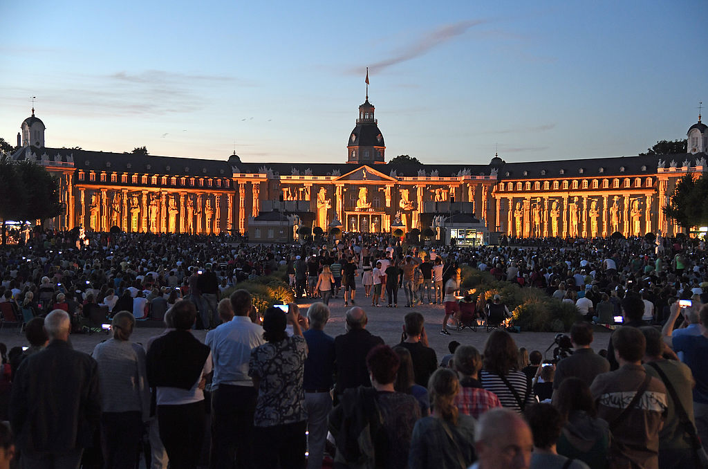 Die Lichtspiele tauchen das Barockschloss in eine Welt voller Magie und Fantasie.