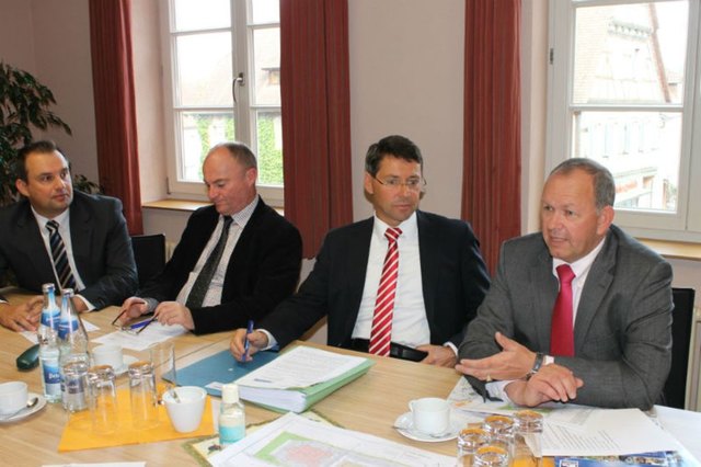 Bernd Dosch (v.l.), Dietmar Benz, Bruno Metz und Frank Schmeckenbecher wurden sich über eine Ansiedlung im Gewerbegebiet DYNA5 einig.