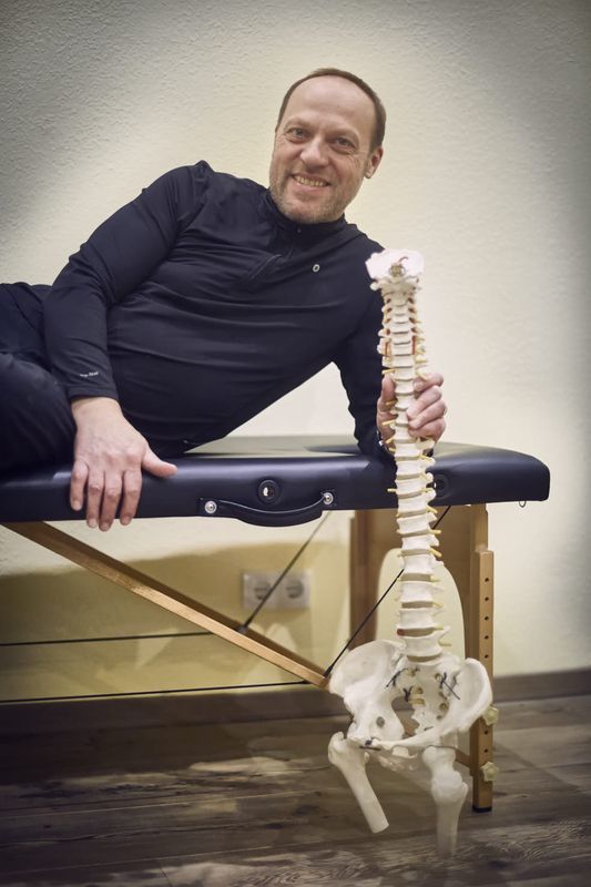 Unterschiedliche Blockaden, unterschiedliche Herangehensweisen: Gerhard Wagener beherrscht die Chiropraktik genauso wie die Hypnose und macht Sportler und Musiker wieder fit.