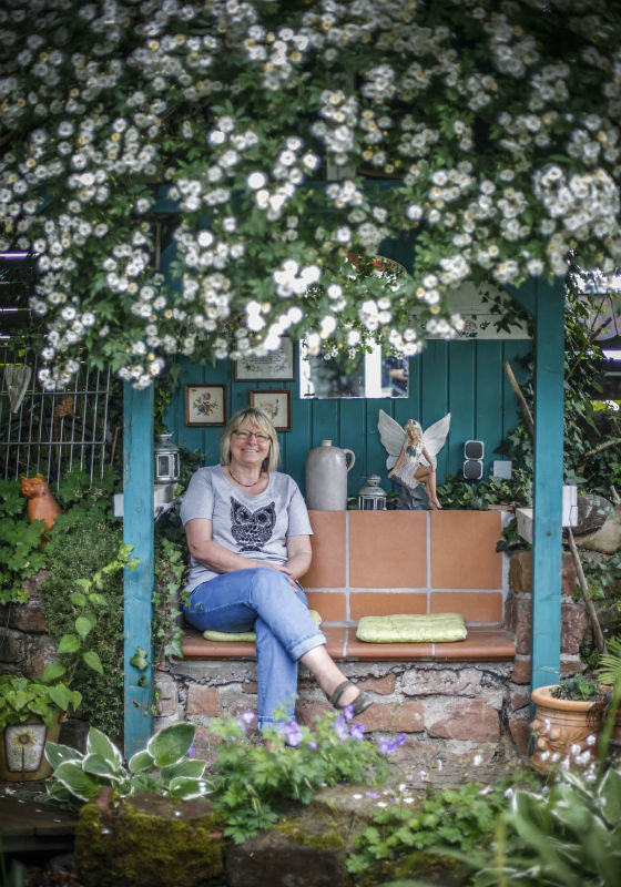Wer seinen Garten mit Liebe wachsen lässt, dem schenkt er Liebe: umgeben vom Rambling Rector geht es Helga Göhringer dufte.